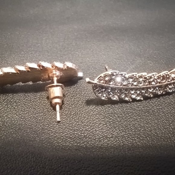 ⭐NWT Rose Gold Leaf Vine Diamond Studs - Picture 4 of 5